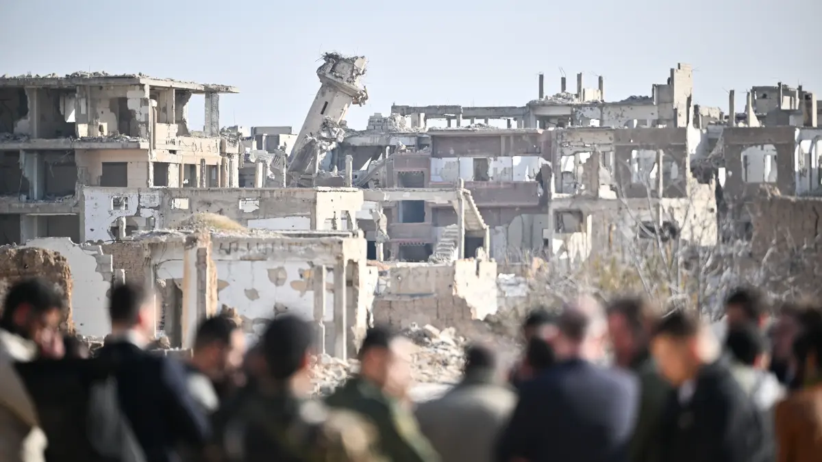 Eine Gruppe mit Svenja Schulze (SPD), Bundesministerin für wirtschaftliche Zusammenarbeit und Entwicklung, steht im Stadtteil Dschubar während eines Besuchs in Syrien. (zu dpa: «Nach Sturz von Assad: EU will Syrien-Sanktionen lockern») +++ dpa-Bildfunk +++
