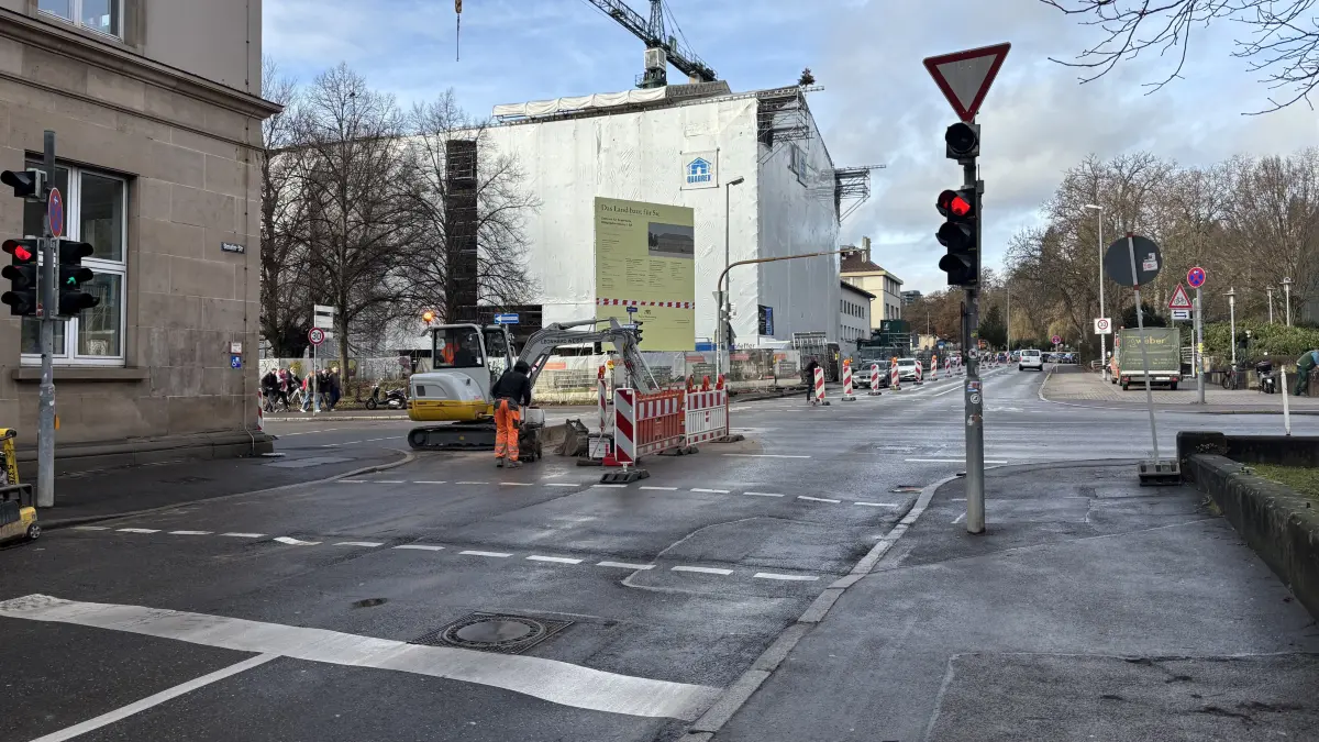 Stockender Verkehr an der Kreuzung Hölderlinstraße/Gmelinstraße. Zu den Stoßzeiten muss hier mit längeren Wartezeiten gerechnet werden.