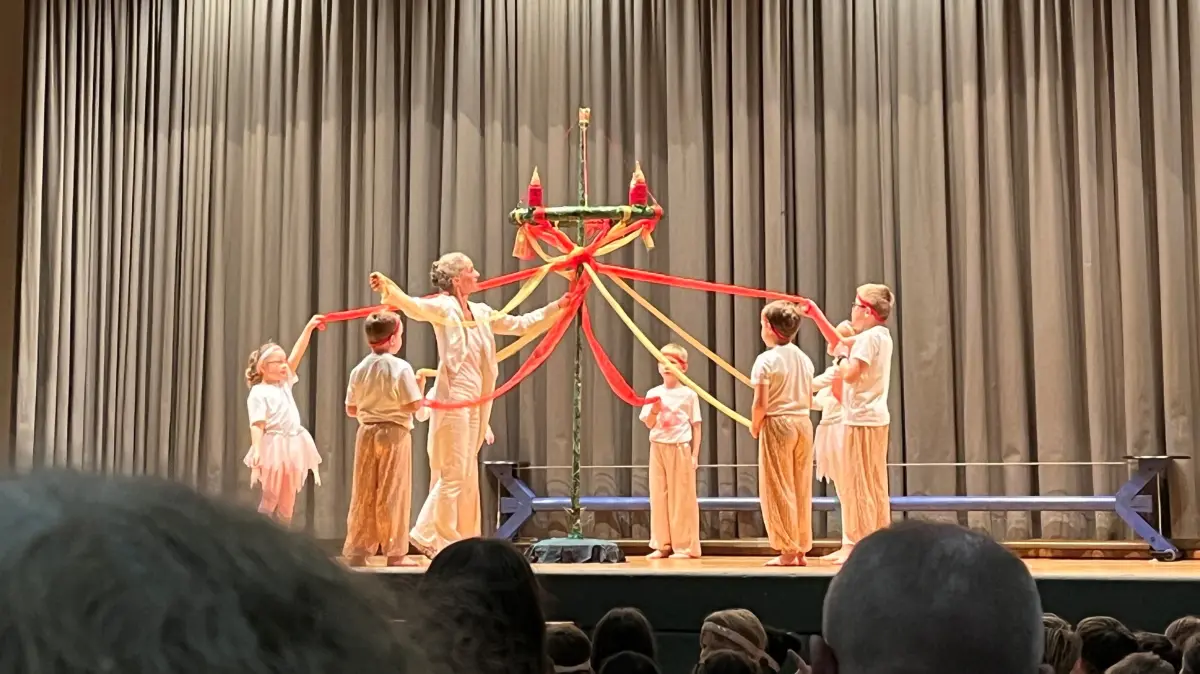 Beim Weihnachtstraumtheater in der Stephan-Keck-Halle in Sulzbach-Laufen zeigen die Schüler der Kochertal-Grundschule ihre Zirkusnummern. Hier kommt der große Adventskranz zum Einsatz.
