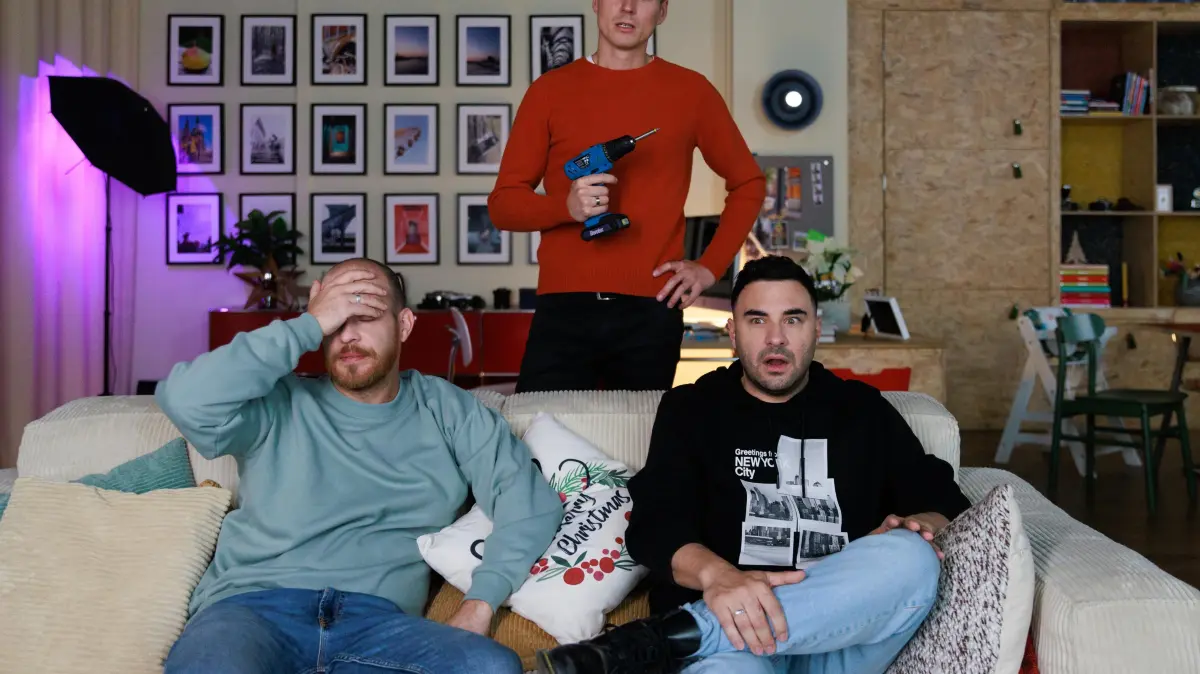 Tobias (Patrick Müller, l.), Ringo (Timothy Boldt, M.) und Easy (Lars Steinhöfel) stellen gestresst fest, den Weihnachtsbaum vergessen zu haben.