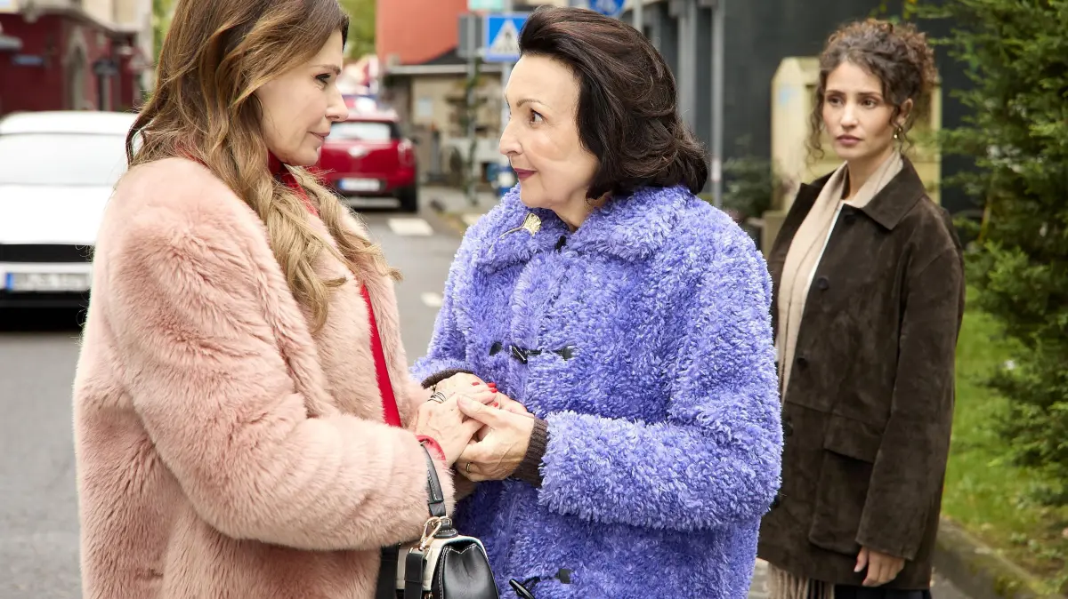 Britta (Tabea Heynig, l.) erkennt ausgebremst, dass sie die schwierige Vergangenheit nicht mit ihrer Mutter Jutta (Ewa Teilmans) klären kann. Rechts Naomi (Nadine Menz)