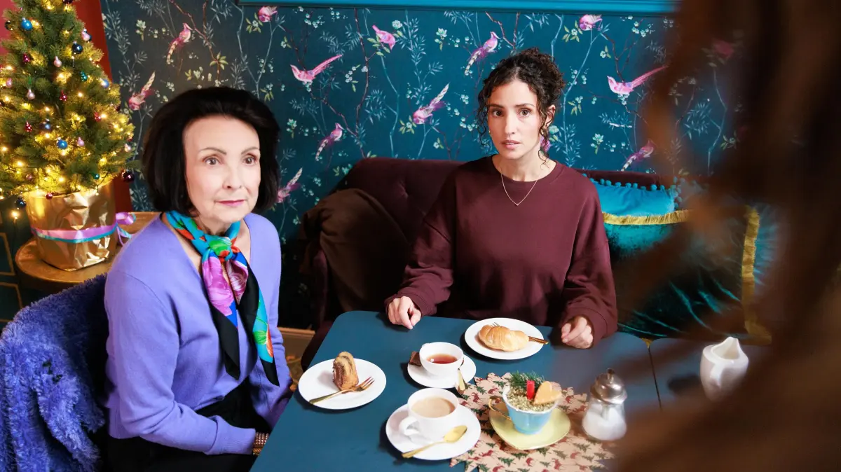 Britta glaubt überfordert, dass Naomi (Nadine Menz, r.) sie mit ihrer Mutter Jutta (Ewa Teilmans) überrumpeln will.