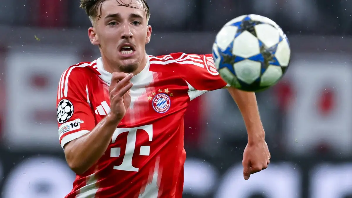 Lennart Karl: ARCHIV - 22.10.2025, Bayern, München: Fußball: Champions League, Bayern München - FC Brügge, Vorrunde, 3. Spieltag in der Allianz Arena. Lennart Karl (Bayern München) in Aktion.
Der 17-jährige Lennart Karl vom FC Bayern in Aktion in der Champions League. (zu dpa: «Eberl zapft ungewöhnliche Quelle an: «Sporting ist gut»») Foto: Sven Hoppe/dpa +++ dpa-Bildfunk +++