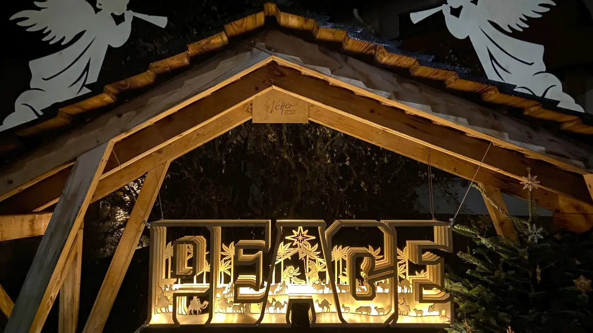 Krippenweg Böhmenkirch - Stimmungsvoll in den Advent: Eine der 22 Weihnachtskrippen in der Holzstraße in Böhmenkirch.