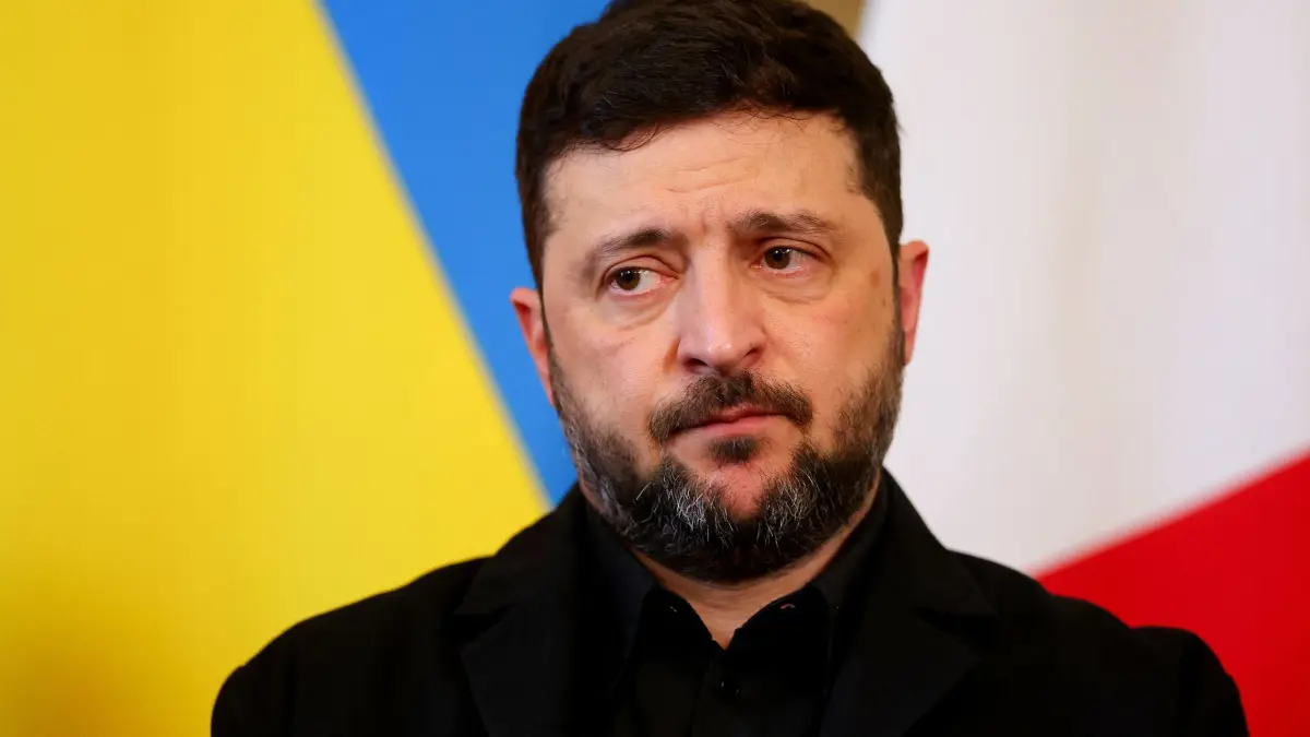 Ukraine-Krieg - Beratungen mit europäischen Partnern in London: 08.12.2025, Großbritannien, London: Der ukrainische Präsident Wolodymyr Selenskyj trifft sich mit Bundeskanzler Merz, dem britischen Premierminister Starmer und dem französischen Präsidenten Macron in der Downing Street 10. Foto: Toby Melville/Pool Reuters/AP/dpa +++ dpa-Bildfunk +++