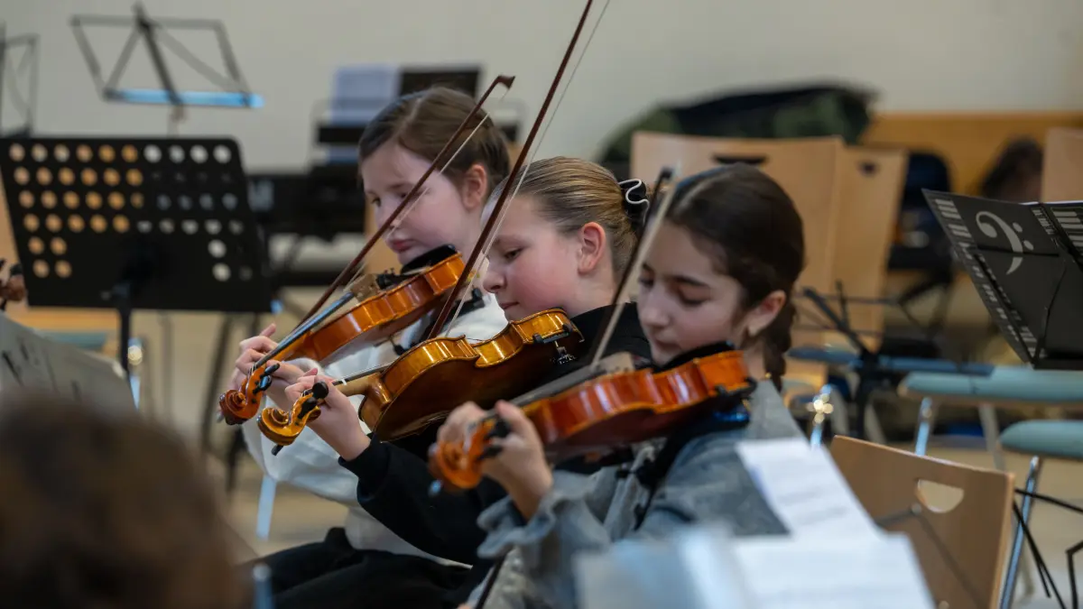 Gute Taten: Göppingen, St. Maria Kirche: Weihnachtskonzert der Jugendmusikschule für die "Guten Taten" -