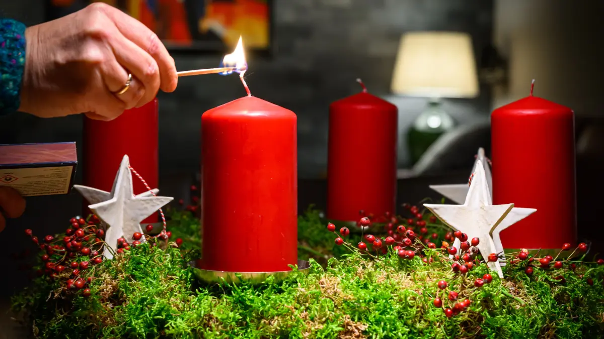 Weihnachten ist für viele eines der wichtigsten Feste des Jahres. Die besinnliche Weihnachtszeit birgt einige Traditionen und Bräuche, die fest etabliert sind. Welche das sind erfahrt ihr hier.