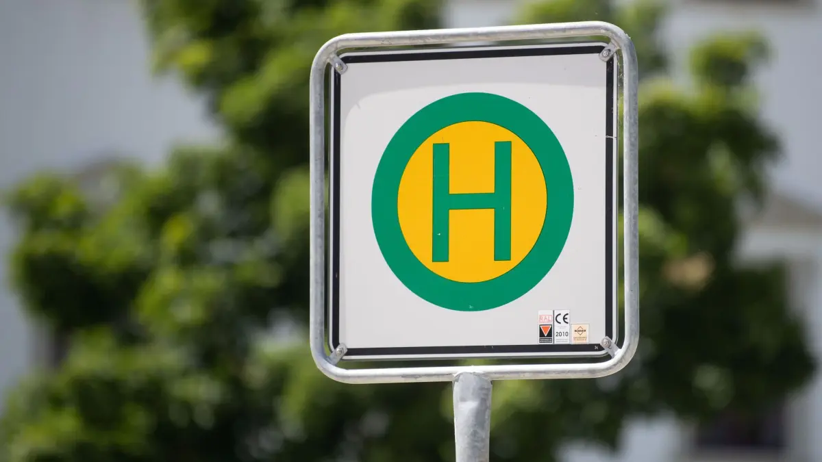 Haltestellenschild: ARCHIV - 03.06.2019, Baden-Württemberg, Rottenburg am Neckar: Ein Schild weist auf eine Bushaltestelle hin. (zu dpa: «Ermittlungen gegen Busfahrer nach Streit mit junger Mutter») Foto: Marijan Murat/dpa +++ dpa-Bildfunk +++