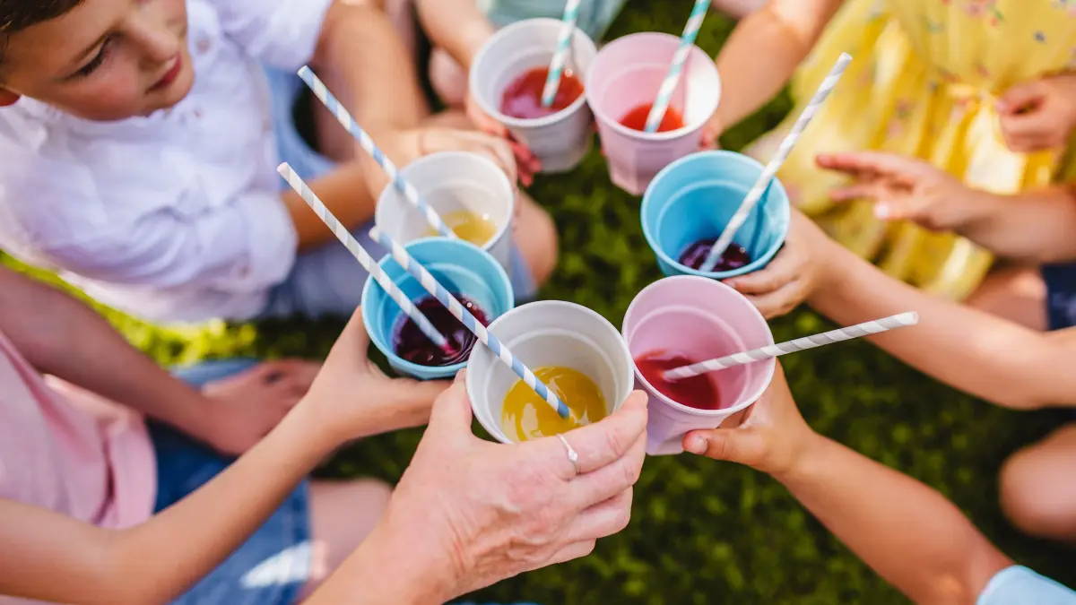 301945679 , Kinder, Party, Kinder trinken bunte Getränke, Download am 8.12. für WIRT online und Print, Foto: © Halfpoint/adobe.stock.com
