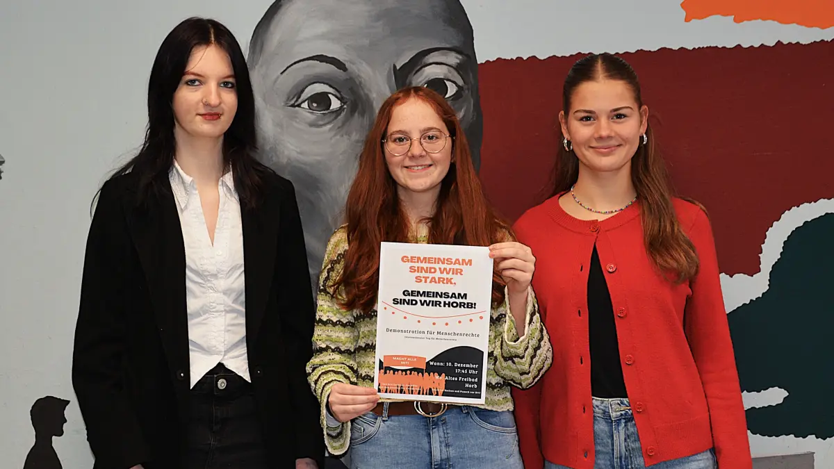 Unter den wachsamen Augen des Namensgebers Martin Gerbert rufen Louise Lüllig, Erin Raible und Theresa Unz (von links) zur Verteidigung der Menschenrechte auf.