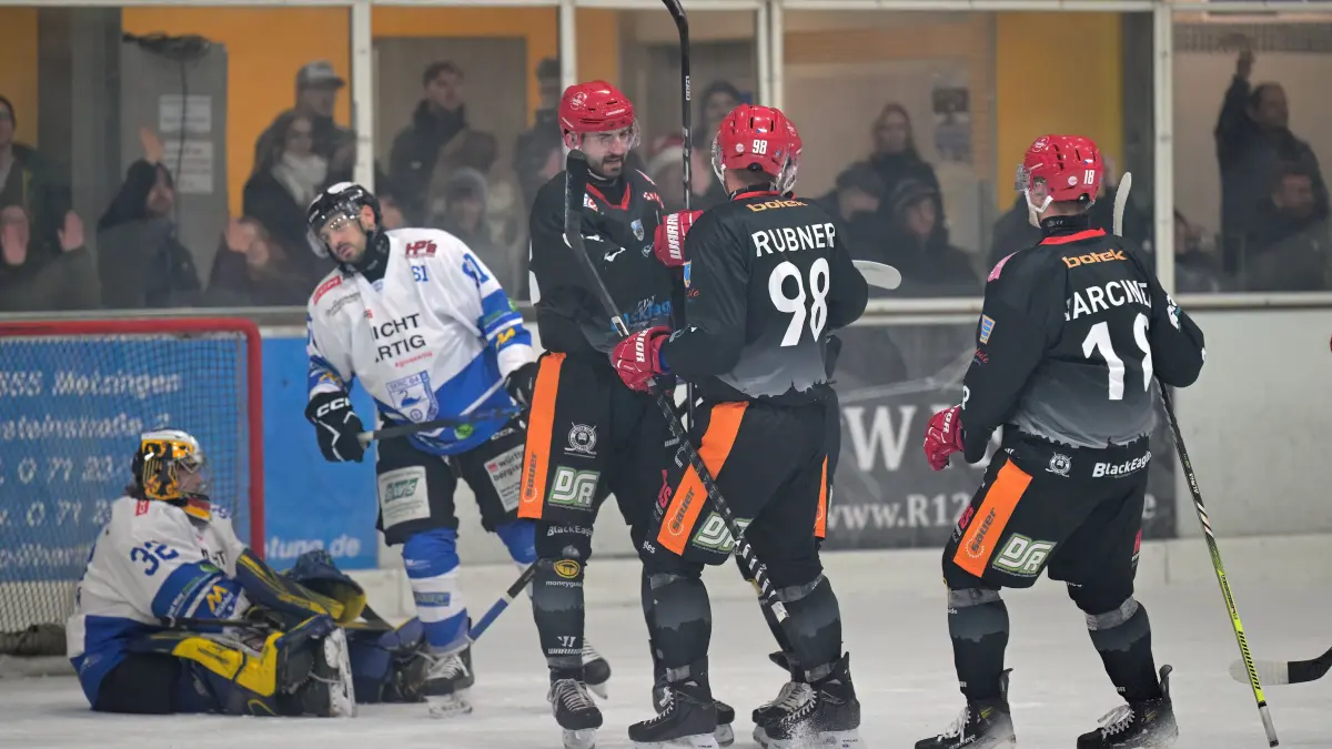 Eishockey BWL | TSG Reutlingen vs. Schwenninger ERC: Eishockey BWL | TSG Reutlingen (schwarz) vs. Schwenninger ERC (weiss) // 2025-12-07 // Foto: Joachim Baur // Torjubel TSG - #46 Martin Cervenka (TSG Reutlingen), li / #98 Marek Rubner (TSG Reutlingen) / #18 Vojta Marcinek (TSG Reutlingen)