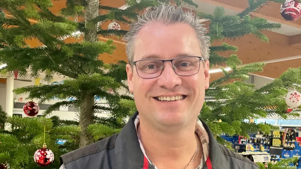 Michael Ley, Chef des gleichnamigen Getränkemarkts in Wallhausen, organisiert das erste offizielle Christbaumloben der Gemeinde.