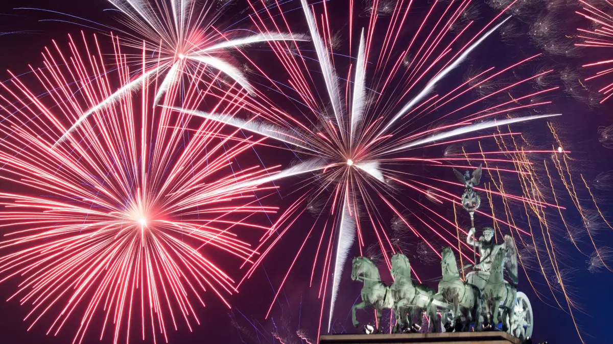 Auch aus den Niederlanden bringen Menschen für Silvester Feuerwerk mit. Doch was darf alles einngeführt werden?