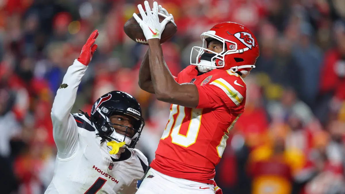 Houston Texans v Kansas City Chiefs - NFL 2025: KANSAS CITY, MISSOURI - DECEMBER 07: Kamari Lassiter #4 of the Houston Texans breaks up a pass intended for Tyquan Thornton #80 of the Kansas City Chiefs during the third quarter at Arrowhead Stadium on December 07, 2025 in Kansas City, Missouri. David Eulitt/Getty Images/AFP (Photo by David Eulitt / GETTY IMAGES NORTH AMERICA / Getty Images via AFP)