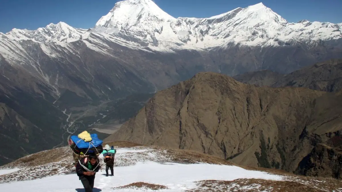 (ohne Überschrift): Vorsicht: Dieses Foto ist möglicherweise nur für den einstigen Verlag Schwäbisches Tagblatt verwendbar. Himalya-Bilder von Moritz Steinhilber unterwegs zum "echten" Annapurna BC, im Hintergrund Dhaulagir(8167m) und Tukuche(6920m) Hezvi und Nabin kurz vorm Pass 27.April / ReisenDer Talheimer Moritz Steinhilber arbeitet als Wanderführer in Zentralasien.