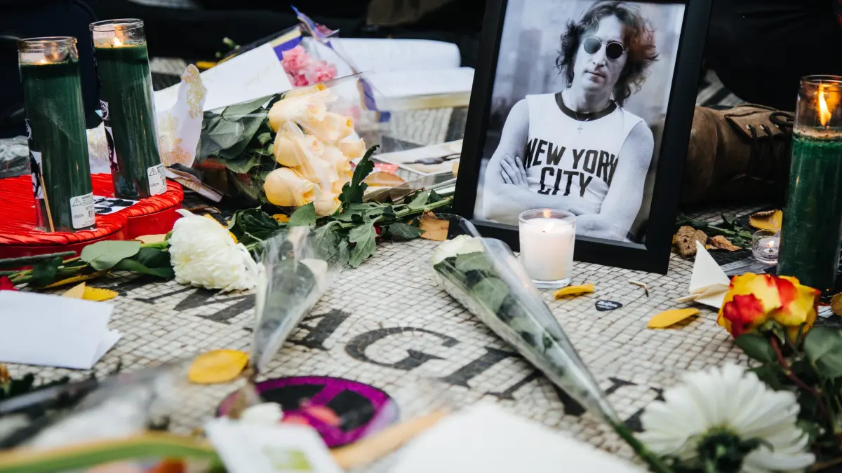 Auch Jahre nach seinem Tod gedenken Fans Beatles-Frontmann John Lennon.