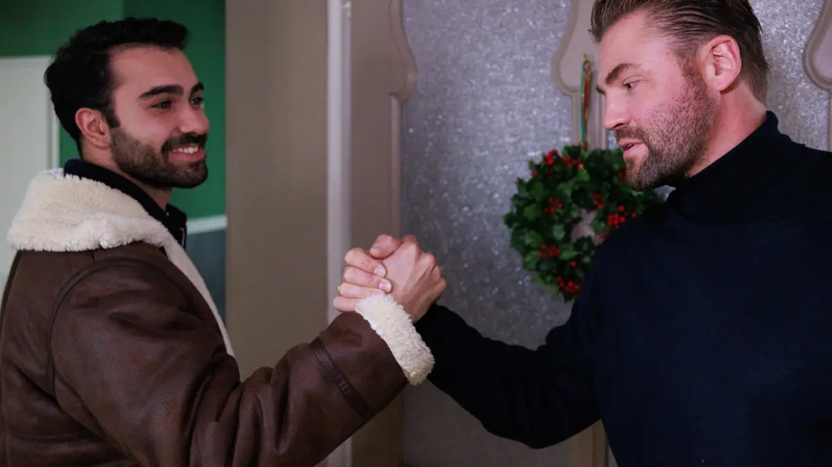 Bambi (Ben Heinrich, r.) ist erleichtert, als Baris (Metehan Demiröz) einen Schritt auf ihn zumacht.