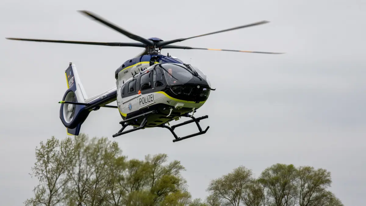 Kritik an Umzugsplänen für Polizeihubschrauber: SCREENSHOT - 20.04.2023, Bayern, Donauwörth: Ein Hubschrauber vom Typ Airbus H145 in den Farben der bayerischen Polizei fliegt am Werksflugplatz von Aibus Helicopters. (zu dpa: «Nachbar verfolgt Einbrecher und wird zu Boden getreten») Foto: Stefan Puchner/dpa +++ dpa-Bildfunk +++