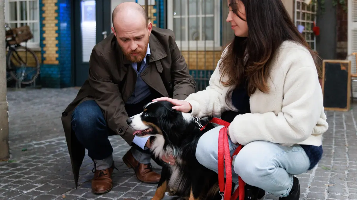 Esma (Özge Delioglan) verzichtet fürsorglich auf ihre Silvesterfeier, als Bandit Angst vor dem Feuerwerk hat. Links Tobias (Patrick Müller)