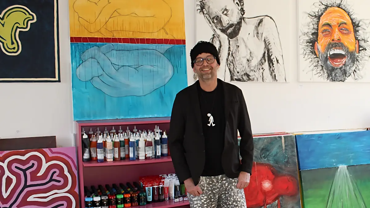 Michael Broszius in seiner Pfullinger Künstlerwerkstatt mit großformatigen Selbstporträts.