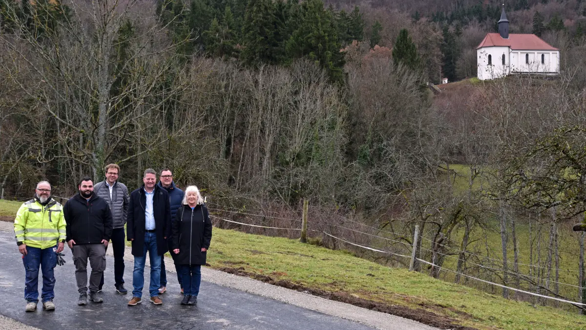 Da stellt man sich doch gern in Positur (von links): Ingo Kolodzey und Daniel Heinzelmann von der Baufirma Dehner & Dieringer, der städtische Bautätigkeitsleiter Michael Werner, Bürgermeister Philipp Hahn, Projektleiter Markus Jäschke vom städtischen Fachbereich Bau und Technik und Bolls Ortsvorsteherin Meta Staudt.