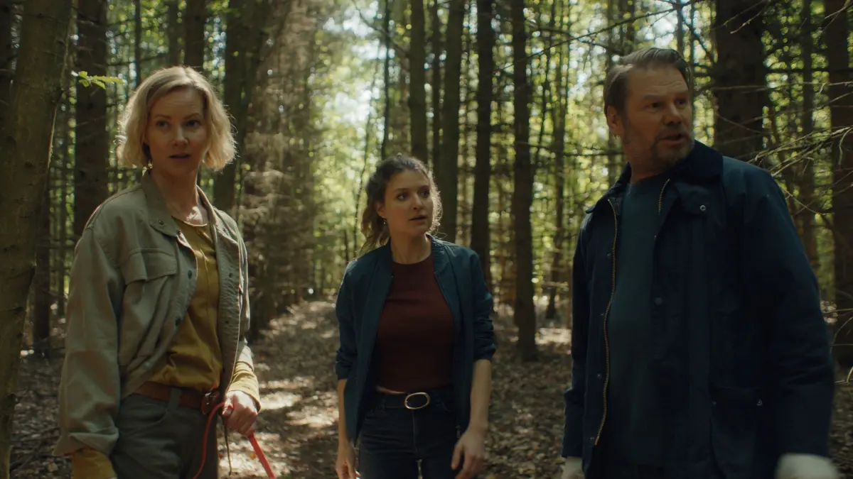 In „Mordholz“ ermitteln Saskia Bergelt (Teresa Weißbach, l.), Karina Szabo (Lara Mandoki) und Robert Winkler (Kai Scheve) in ihrem 14. Fall.