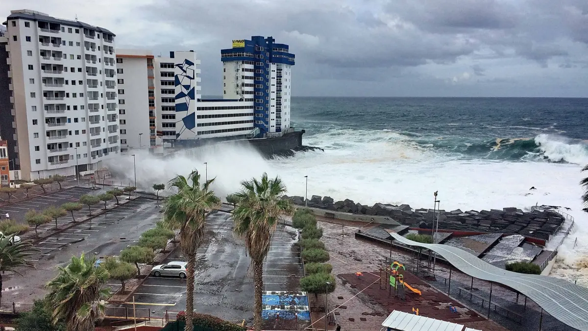 18.11.2018, Spanien, Santa Cruz de Tenerife: Hohe Wellen treffen am Hotel "Mesa del Mar" auf die Nordwestküste von Teneriffa. Schwere Unwetter mit Riesenwellen von bis zu sechs Metern Höhe haben auf den Kanarischen Inseln zu Verwüstungen geführt. (zu dpa "Wellen reißen Balkone mit - Schwere Unwetter auf Teneriffa" vom 19.11.2018) Foto: Cedida/Europa Press/dpa +++ dpa-Bildfunk +++