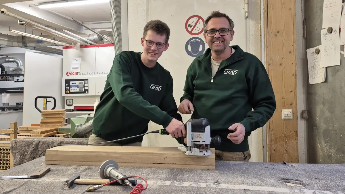 Til Silas Vaßen und sein Chef Jochen Grad bei der Arbeit.