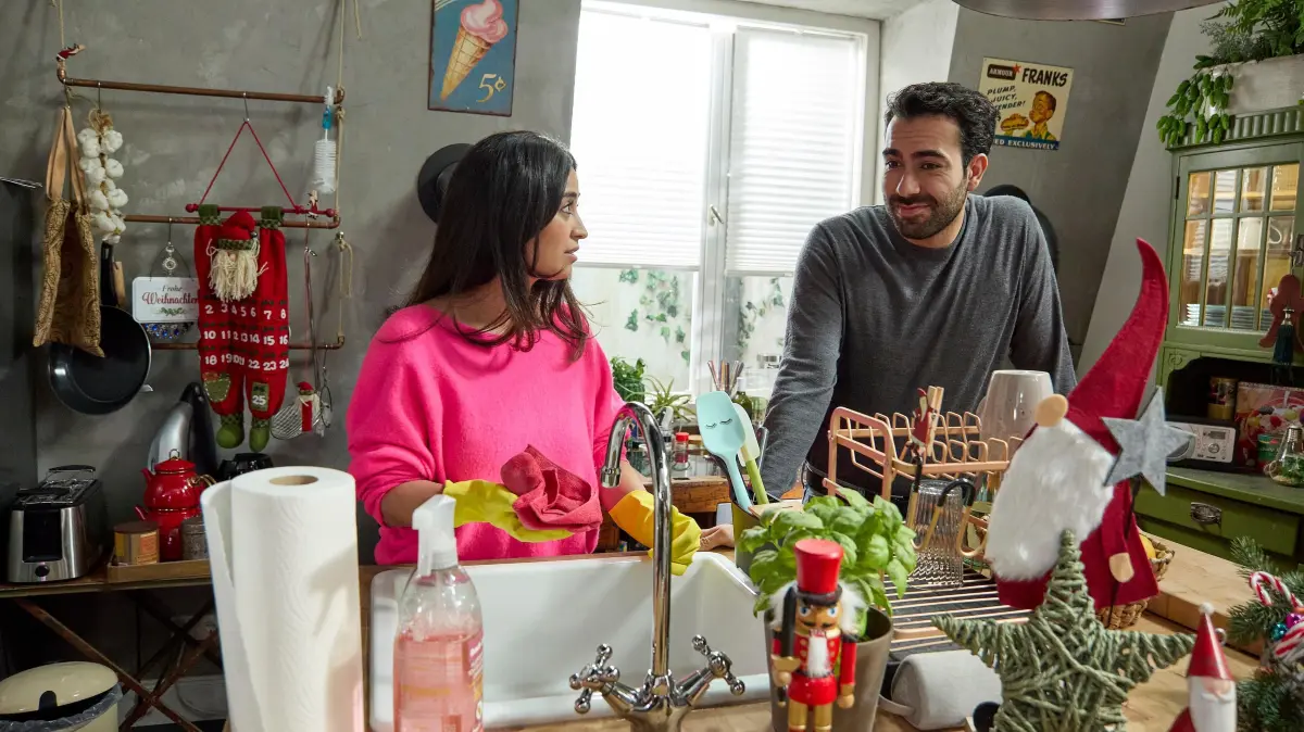 Esma (Özge Delioglan) ist unsicher, was der romantische Silvesterabend mit Tobias zu bedeuten hat. Rechts Baris (Metehan Demiröz)