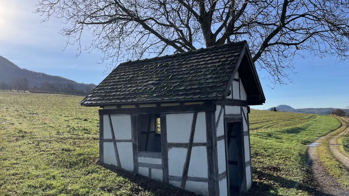 Optisch ein Schmuckstück: Die Fachwerkhütte im Gewann Jörgenstall, die die Gemeinde Dettingen jetzt verschenkt.