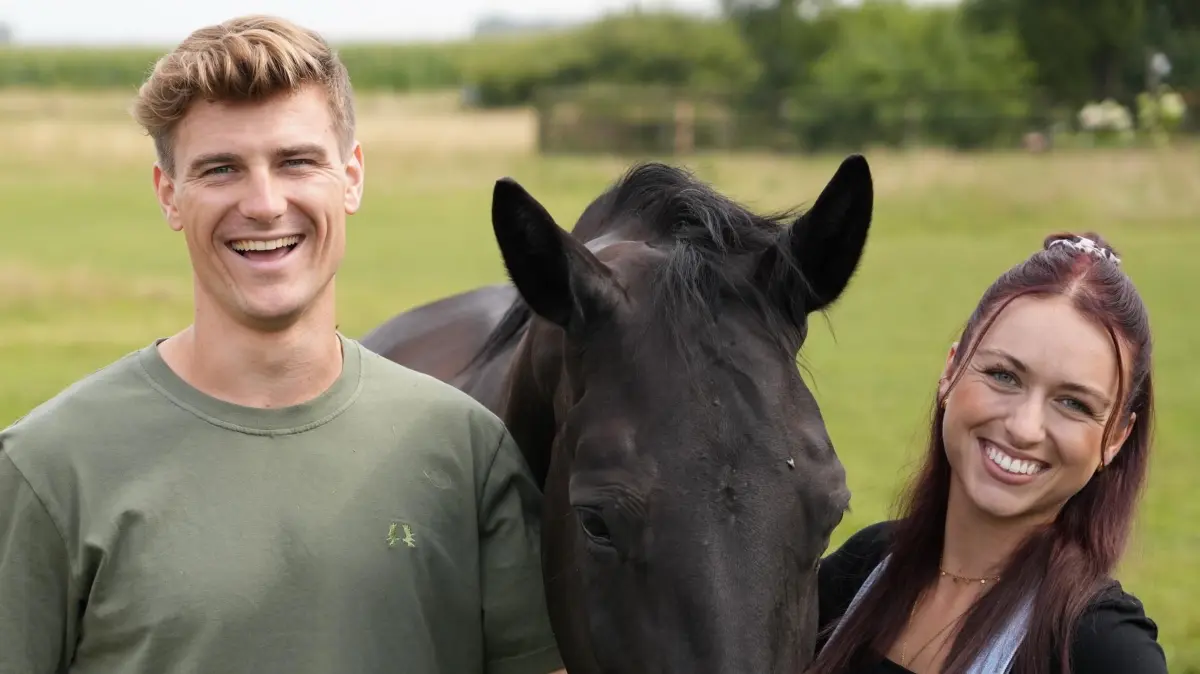 Für „Bauer sucht Frau“-Teilnehmer Friedrich gibt es Reitunterricht von Laura.