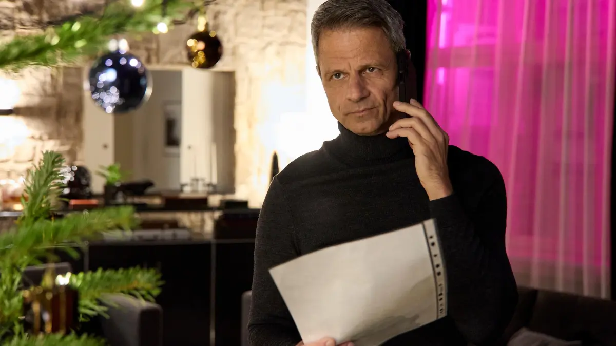 Benedikt (Jens Hajek) ist bereit in das Jahr seiner großen Rache zu starten.