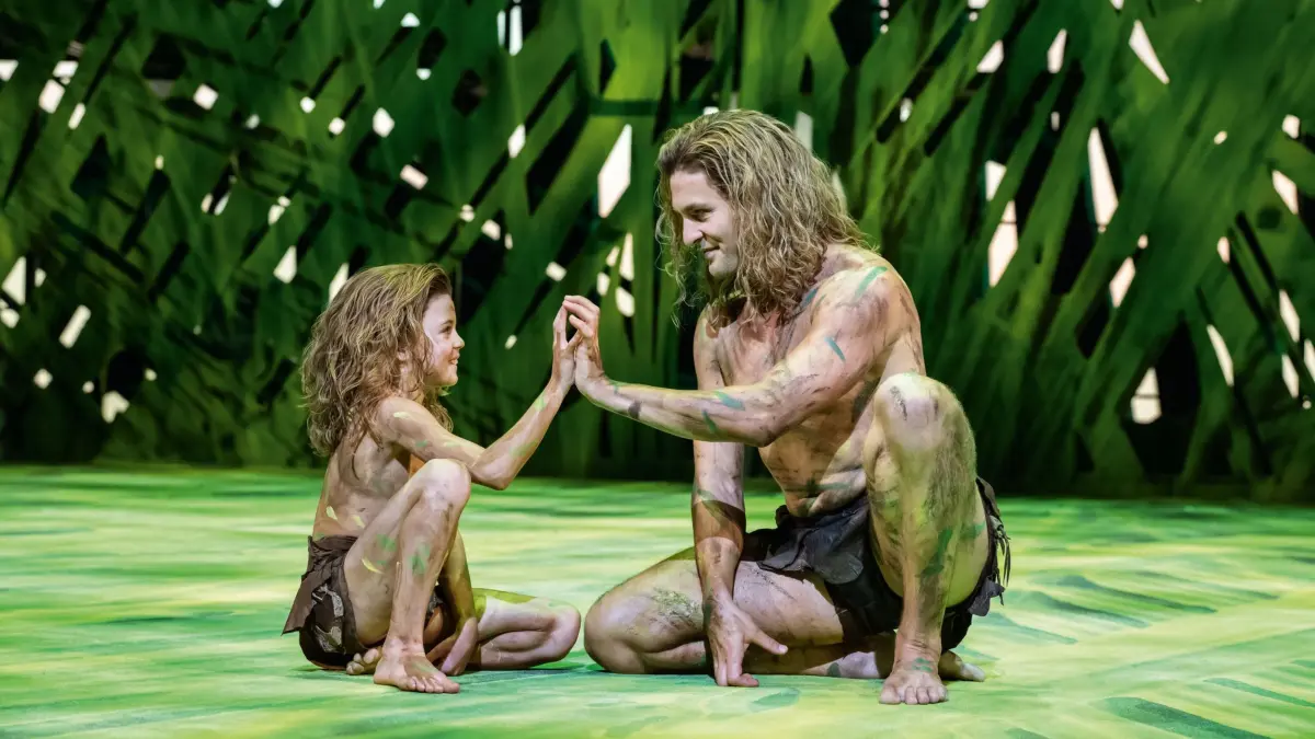 Alexander Klaws fliegt mit Sohn Lenny durch den Dschungel: HANDOUT - 05.12.2025, Hamburg: Dieses von Stage Entertainment zur Verfügung gestellte Foto zeigt Alexander Klaws (r) gemeinsam mit seinem Sohn Lenny bei Disneys Musical «Tarzan» auf der Bühne. Foto: Johan Persson/Stage Entertainment/dpa - ACHTUNG: Nur zur redaktionellen Verwendung im Zusammenhang mit einer Berichterstattung über das Musical und nur mit vollständiger Nennung des vorstehenden Credits +++ dpa-Bildfunk +++