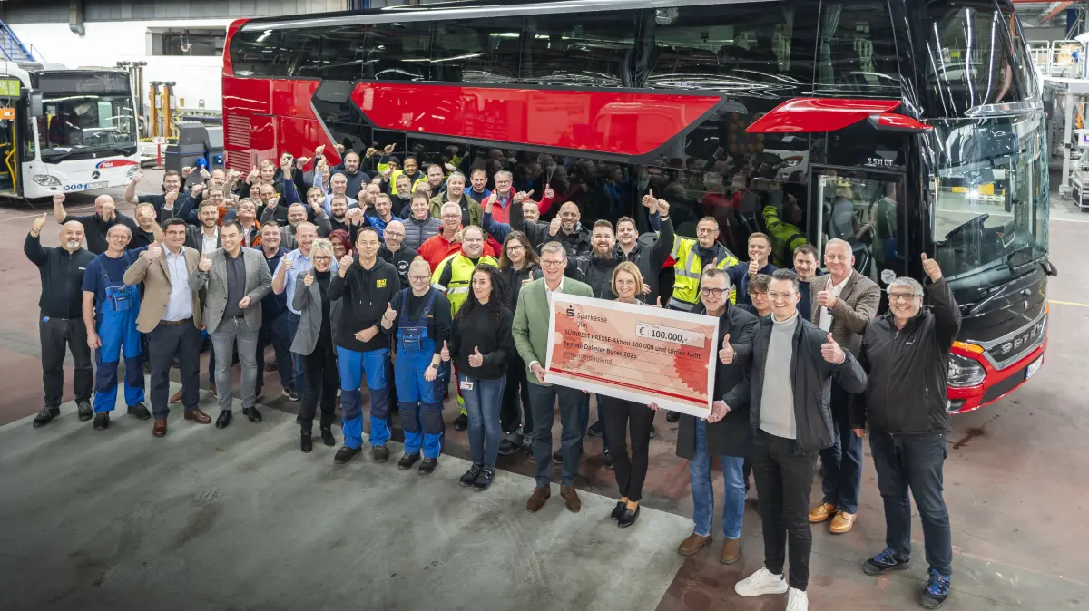 Daimler Buses: Spendenübergabe an Aktion 100000