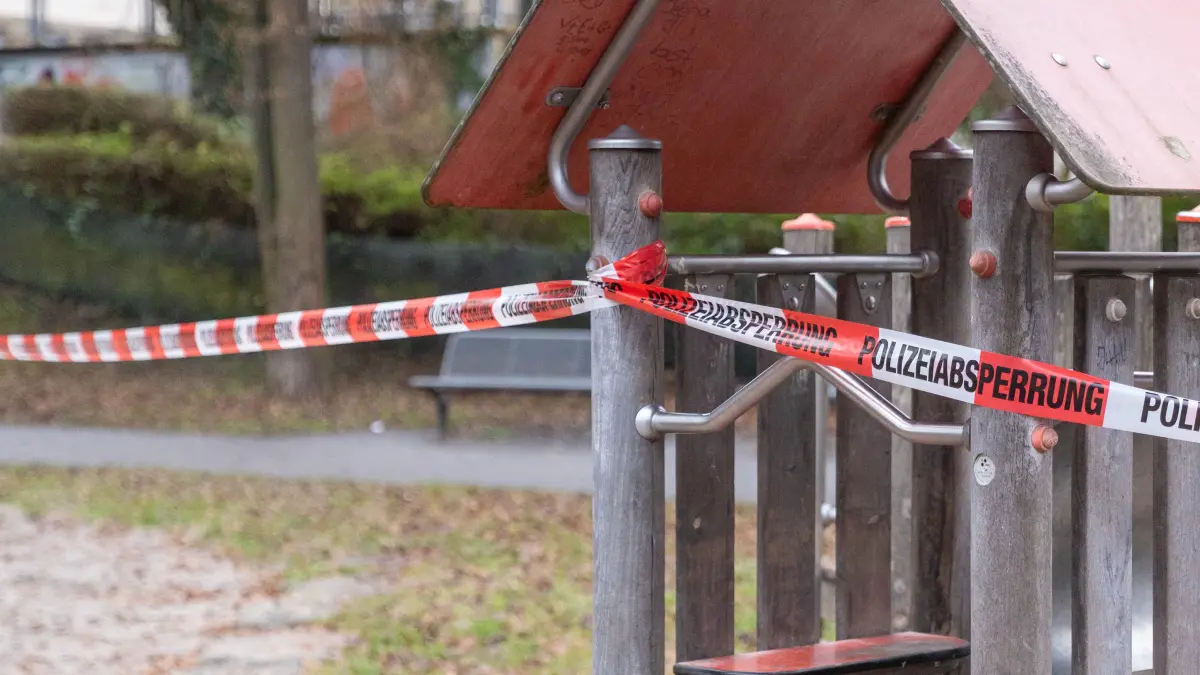 Stuttgart, Baden-Württemberg, 07.12.2025:
Der Spielplatz „Beim Esel“ im Park bei der Lindenbachhalle in Stuttgart-Weilimdorf ist von der Polizei als Tatort abgesperrt. In der Nacht zuvor soll an dieser Stelle ein 16-jähriger angeschossen worden sein.
Notiz: No model release. Kein Einverständnis für Werbung, keine Weitergabe an Dritte.