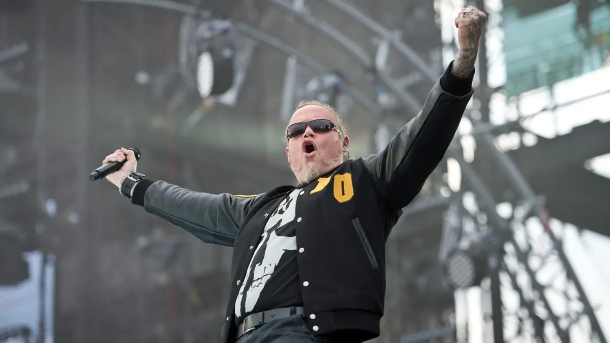 Der Sänger der Band Böhse Onkelz, Kevin Russell, steht auf der Bühne. (zu dpa "Der «neue Deutschrock» - Fischen am rechten Rand?")