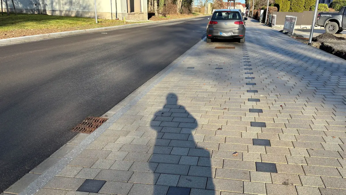 Schwarze Granitsteine markieren an der neuen Zollernstraße die Stellplätze. Wenn kein Schnee liegt. Parken darf man aber höchstens zwei Stunden. Früher gab es keine Begrenzung.