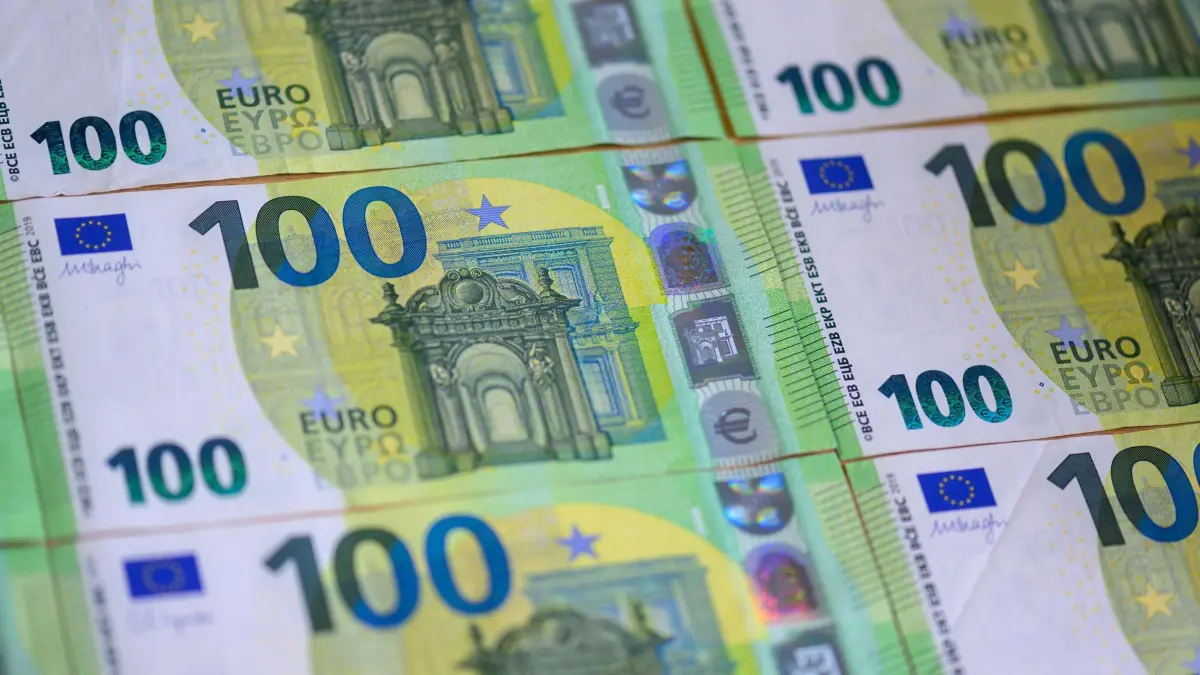 Illustration - Geld: ARCHIV - 15.09.2025, Sachsen, Leipzig: ILLUSTRATION - Mehrere 100-Euro-Banknoten liegen auf einem Tisch. (zu dpa: «Sachsen muss Defizit von 2,9 Milliarden Euro ausgleichen») Foto: Hendrik Schmidt/dpa +++ dpa-Bildfunk +++