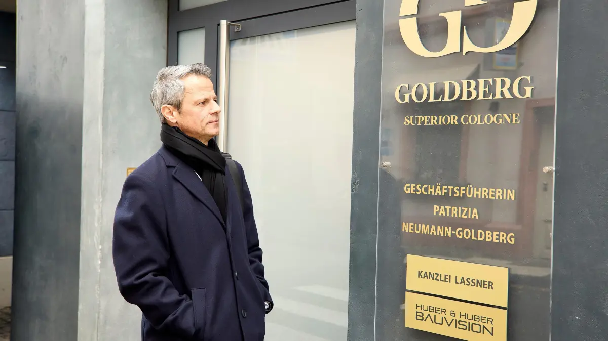 Patrizia ahnt nicht, wie nah die Gefahr ist, die ihr Glück durch Benedikts (Jens Hajek) Rachepläne wieder vernichten kann.