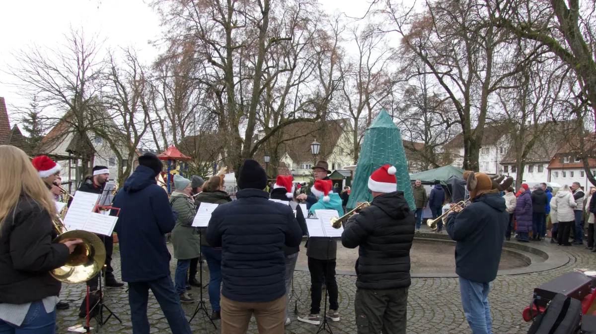 Die Blasmusiker unterhielten die Besucher des Winterlinger Weihnachtsmarktes bestens mit zahlreichen passenden Liedbeiträgen.