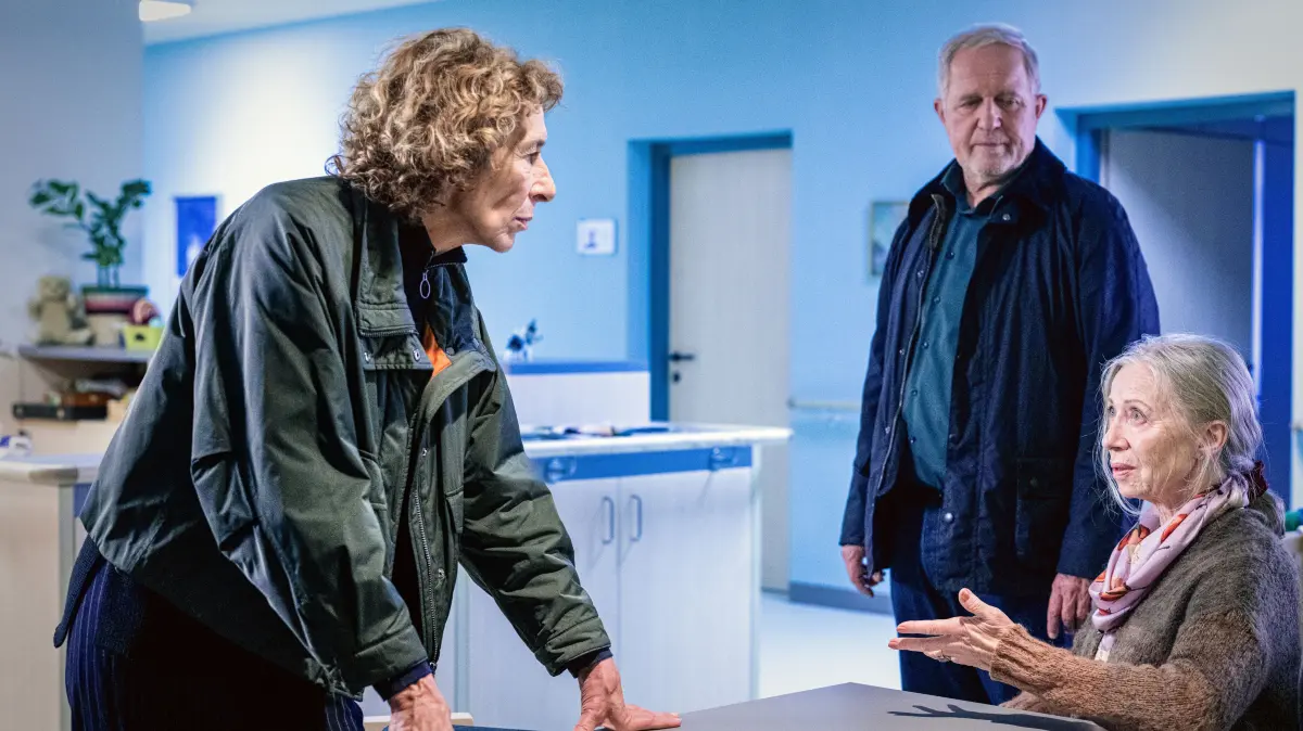 Bibi Fellner (Adele Neuhauser, l) und Moritz Eisner (Harald Krassnitzer) befragen für ihre Ermittlungen unter anderem Seniorin Anna (Elfriede Schüsseleder).