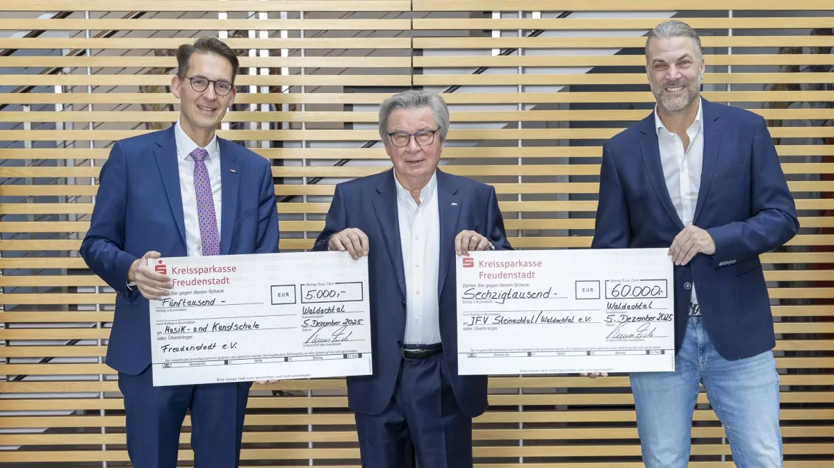 Von links: Dr. Ulrich Suchy, Prof. Klaus Fischer und Marcus Schairer im Kundencenter von Fischer.