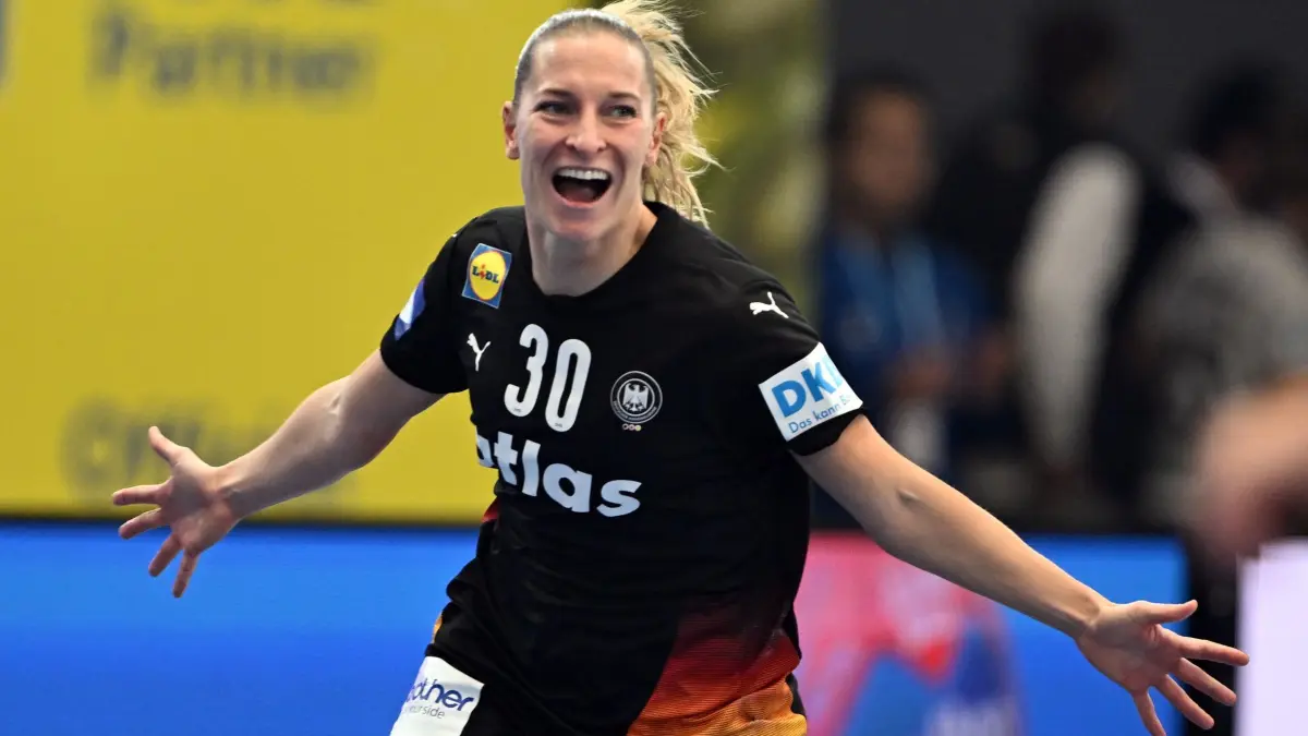 Deutschland - Brasilien: 09.12.2025, Nordrhein-Westfalen, Dortmund: Handball, Frauen: WM, Deutschland - Brasilien, Finalrunde, Viertelfinale. Jenny Behrend (Deutschland) bejubelt ein Tor. Foto: Federico Gambarini/dpa +++ dpa-Bildfunk +++