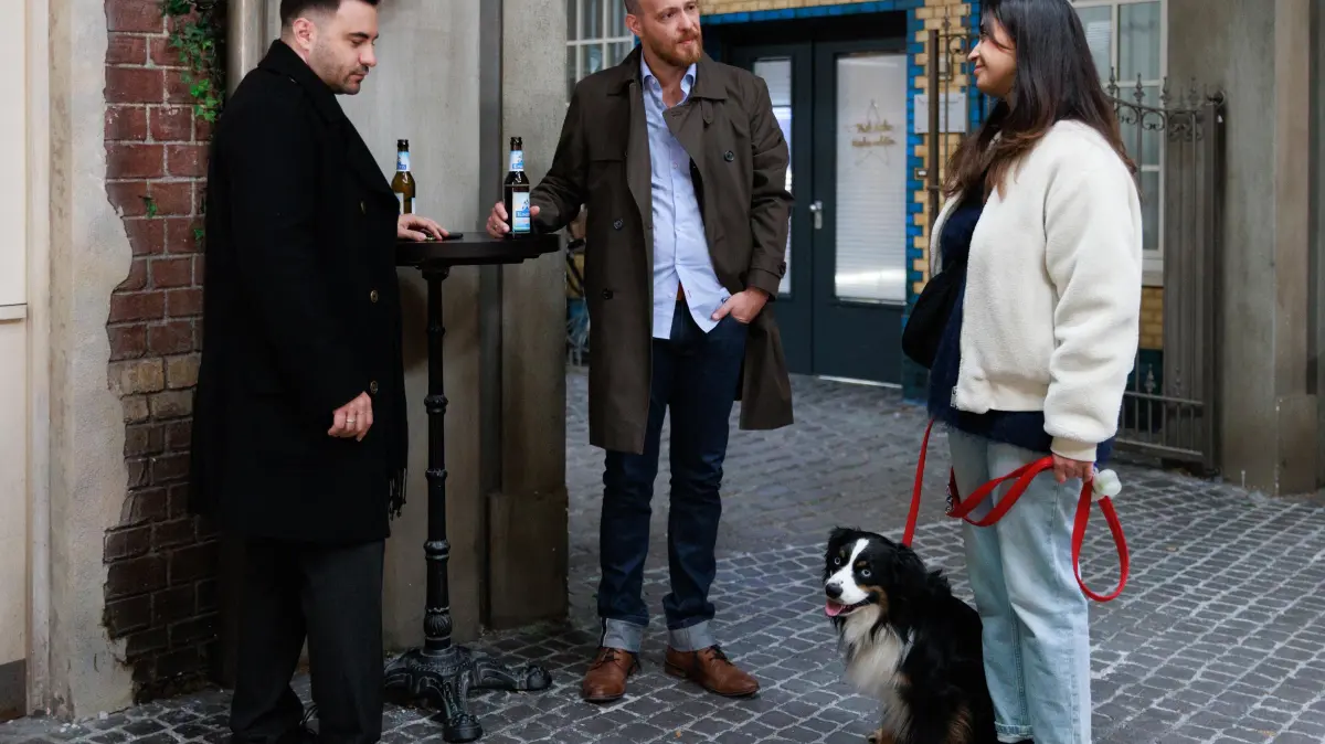 Esma (Özge Delioglan) verzichtet fürsorglich auf ihre Silvesterfeier, als Bandit Angst vor dem Feuerwerk hat. Links Easy (Lars Steinhöfel), in der Mitte Tobias (Patrick Müller)