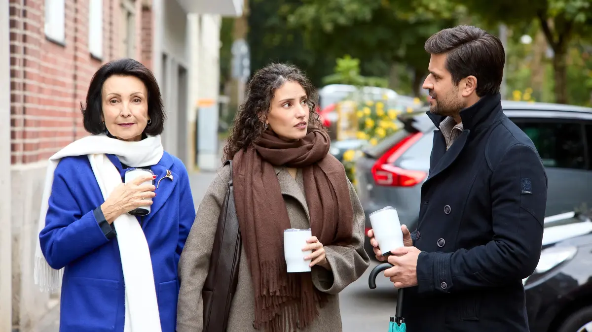 Paco (Milos Vukovic) springt Naomi (Nadine Menz) mit einer spontanen Lüge hilfreich bei, um Jutta (Ewa Teilmans) zu beruhigen.