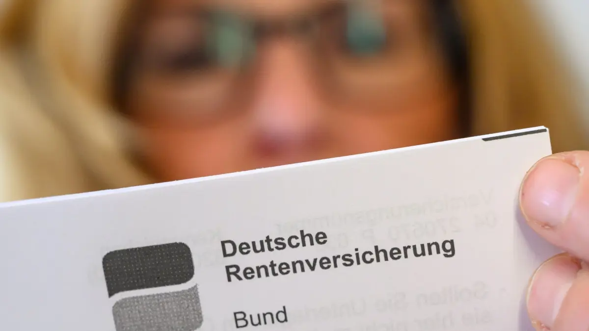 Rente: ILLUSTRATION - 27.11.2025, Brandenburg, Sieversdorf: Eine Frau liest ein Schreiben der Deutschen Rentenversicherung in ihrer Wohnung. (zu dpa: «Rentenlücke zwischen Mann und Frau: 61 Prozent») Foto: Patrick Pleul/dpa +++ dpa-Bildfunk +++