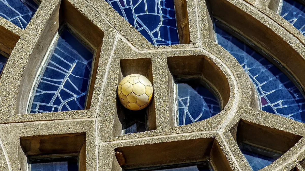 März-Motiv im Rottenburger Monatskalender: Fußball in der Rosette an der Morizkirche