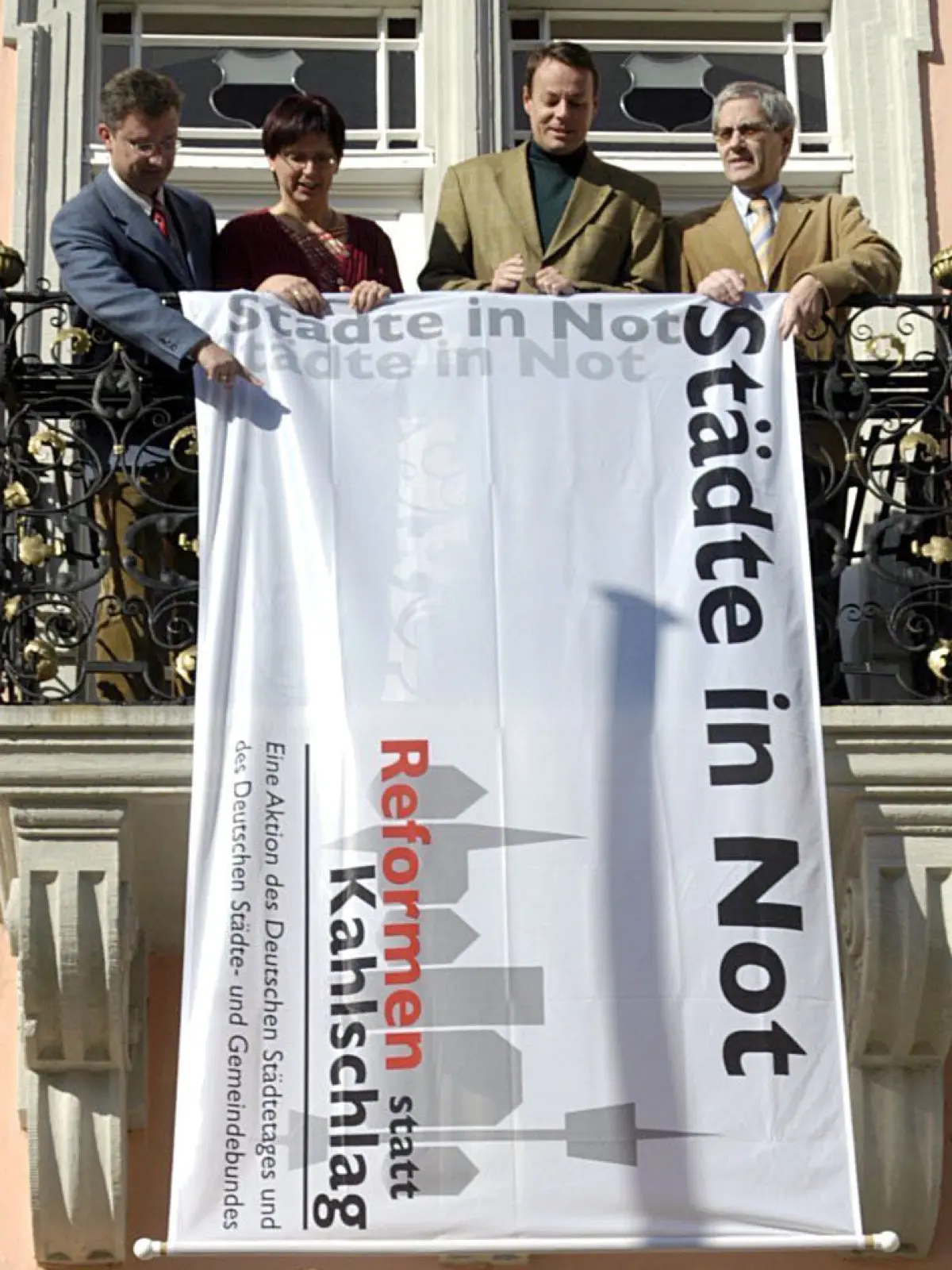 (ohne Überschrift): Vorsicht: Dieses Foto ist möglicherweise nur für den einstigen Verlag Schwäbisches Tagblatt verwendbar. Protest am Rottenburger Rathaus
Vl: Berthold Meßmer, Silvia Seeliger, Claus Tappeser, Volker Deerbogen
Bild ULi Rippmann
