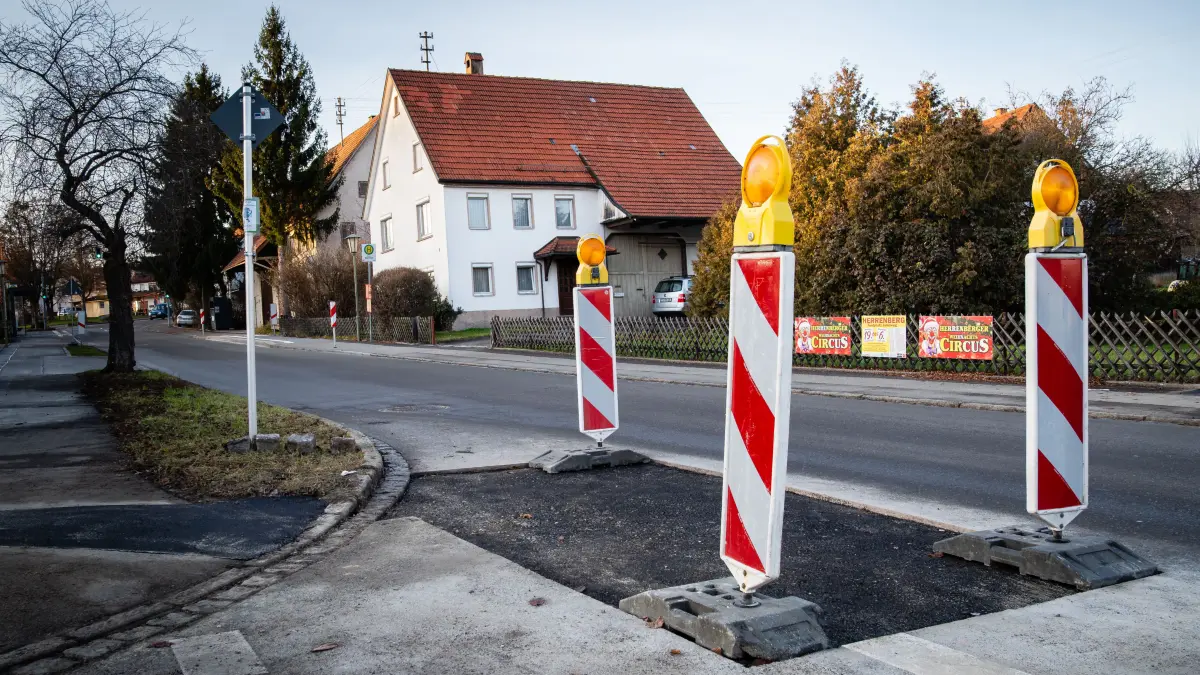 Kreuzung mit Einschränkung: Die Glasfaser-Baustelle steht den Belsenern wahrscheinlich den ganzen Winter über im Weg.