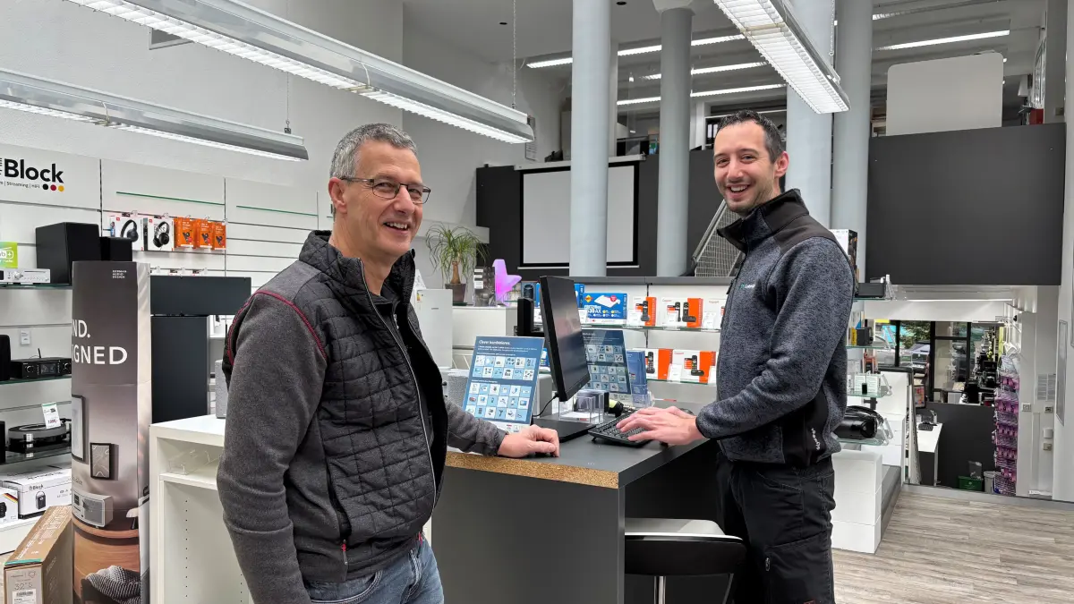 Mit Haushalts- und Unterhaltungselektronik erfolgreich am verkehrsberuhigten Hechinger Marktplatz? Mit dem richtigen Service funktioniert das! Edgar Lohmüller (links) und dessen Sohn Marvin freuen sich über das zehnjährige Standortjubiläum.
